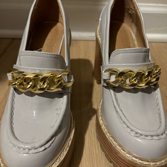 Madden Girl Gray Loafers with Gold Chain
Size 7 - Picture 6 of 6